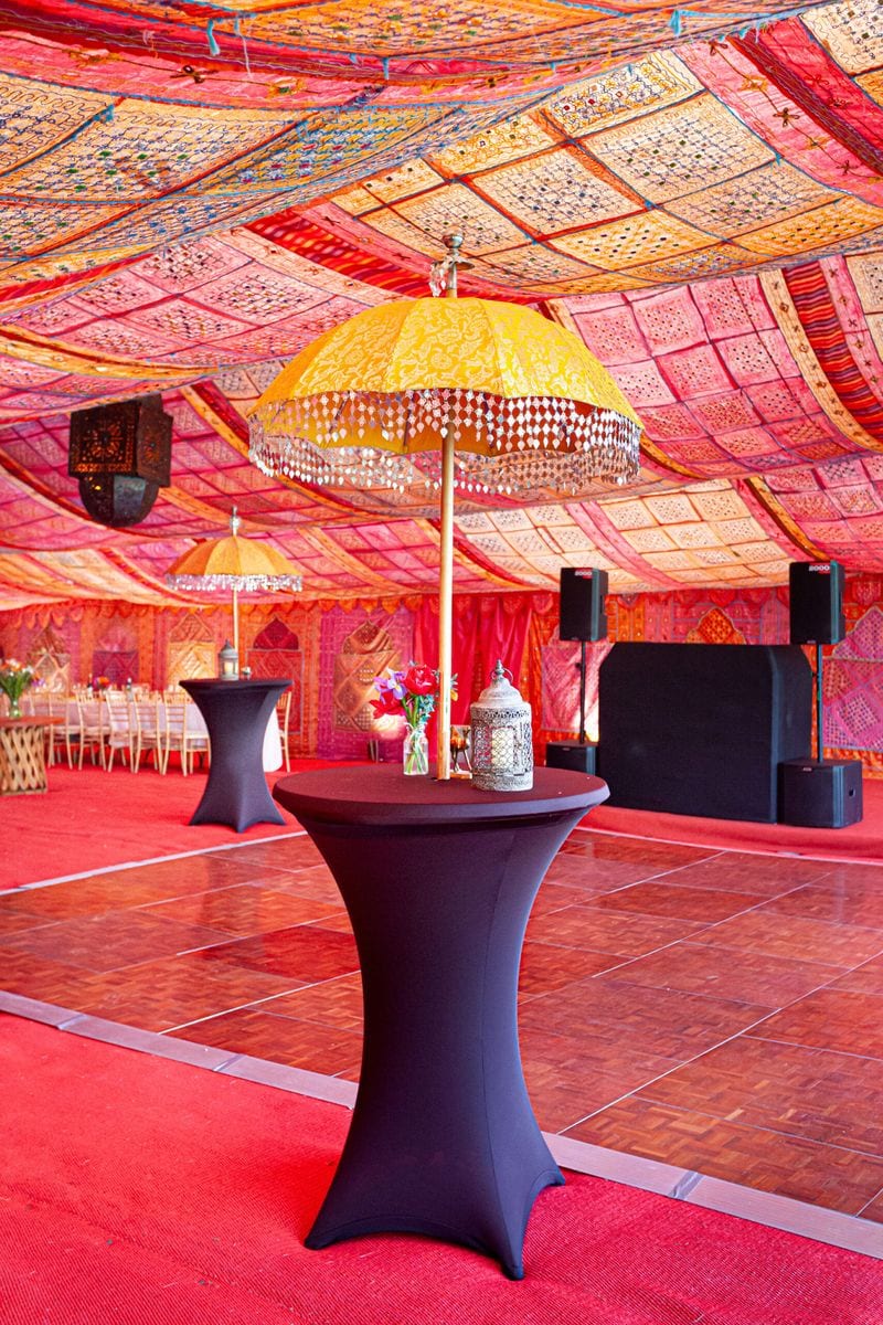 Poseur table with stretch cover and parasol